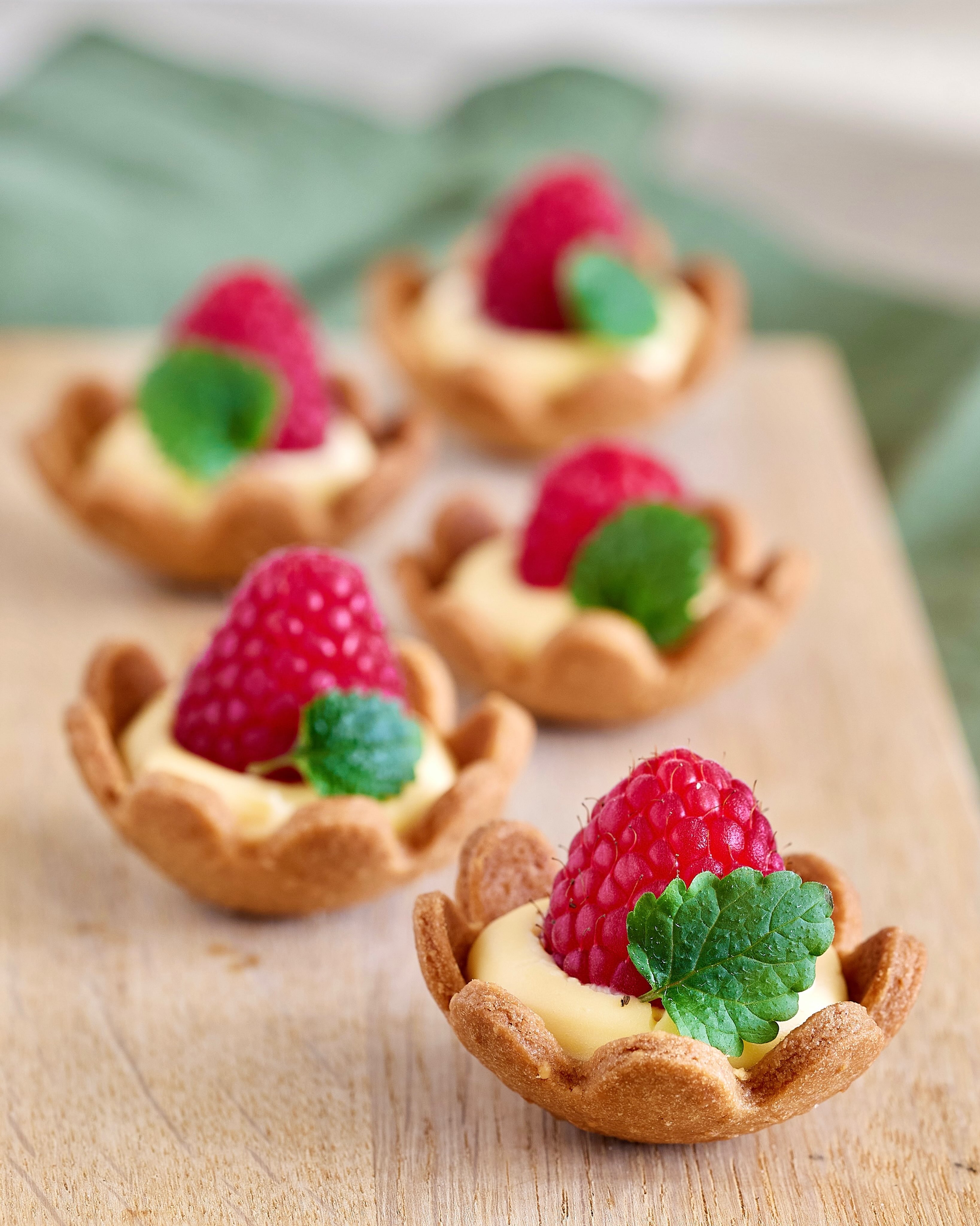 Mini-Version 🌿

#tartelette #himbeeren #melisse #französischbacken #macaronsundco